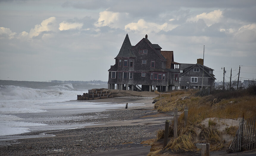 Surf breaking beside the shoreline at Matunuck, Rhode Island