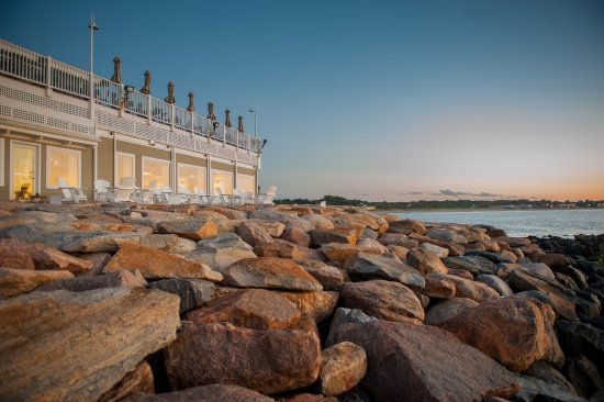 The Coast Guard House restaurant beside Narragansett’s rocky shore